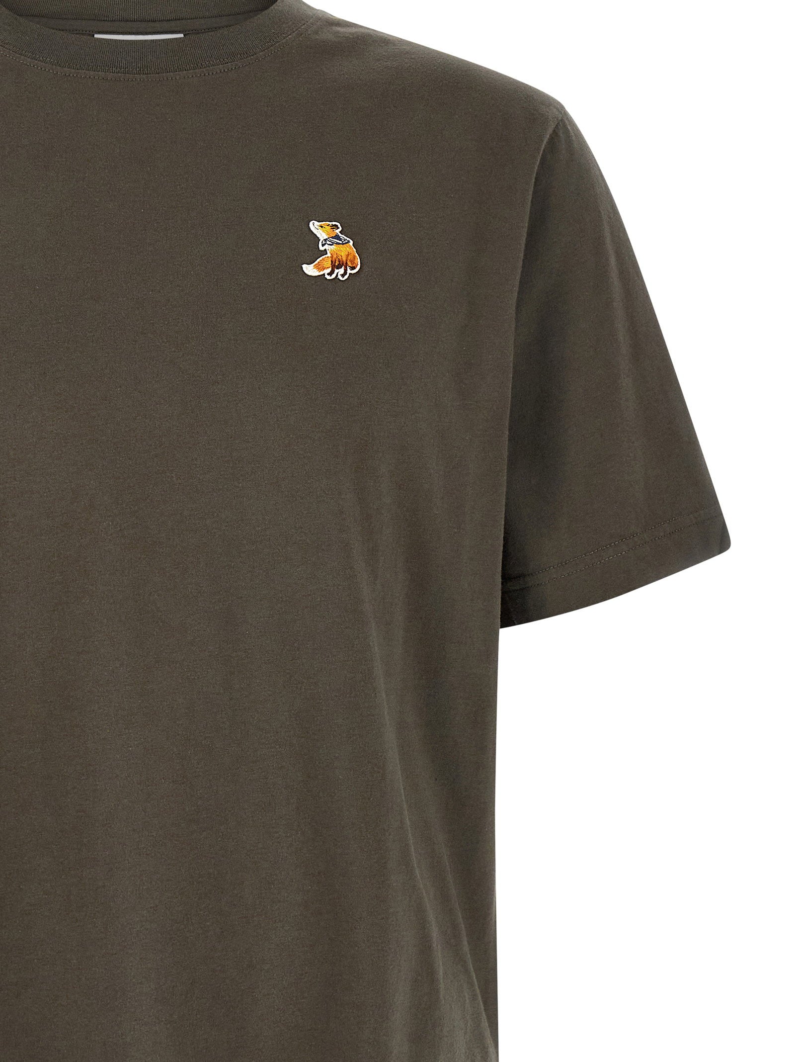 Maison Kitsuné Dreaming Fox Comfort T-shirt in antraciet, detail van de geborduurde patch