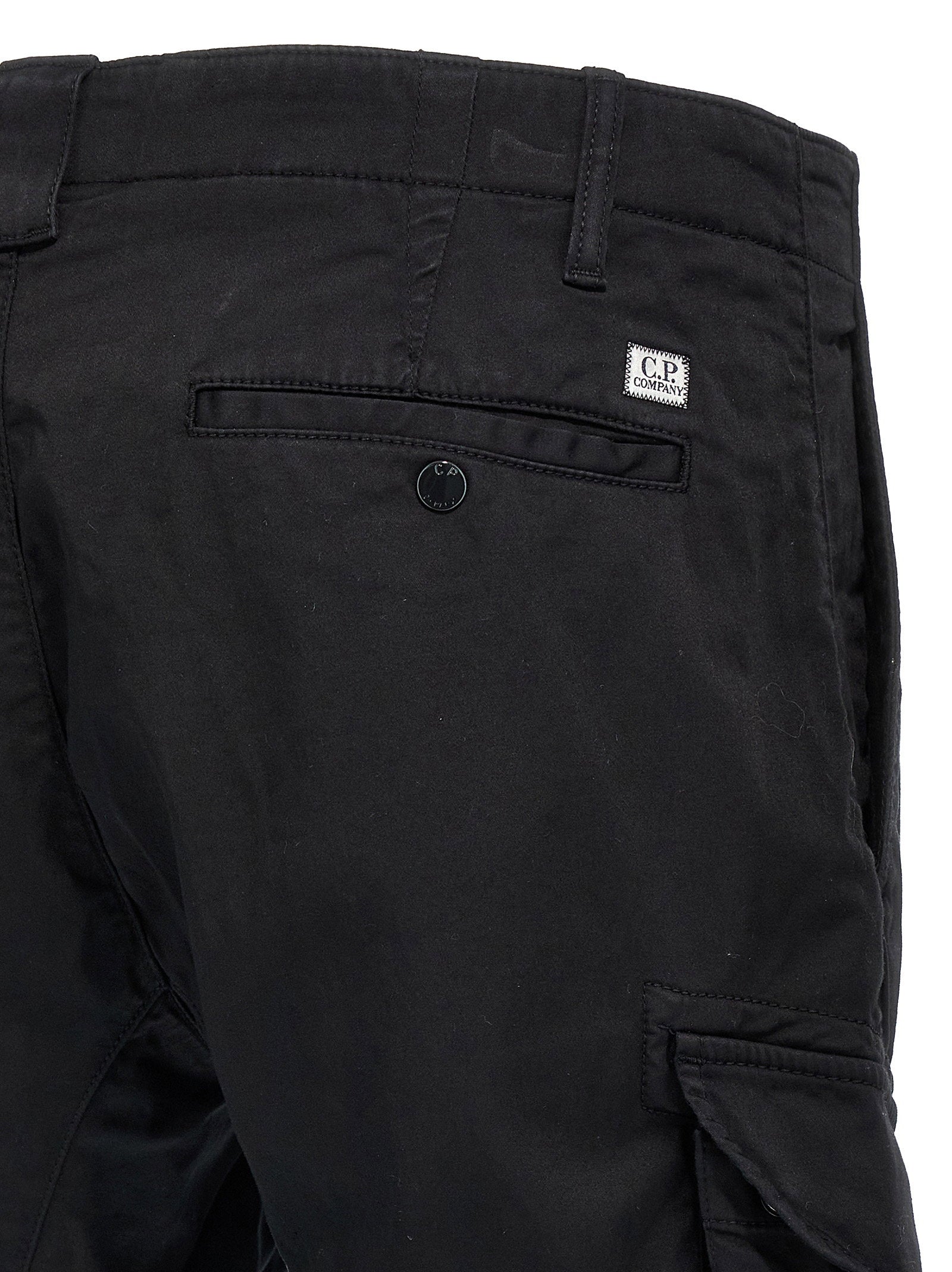 C.P. Company Lens cargo broek zwart, detail Lens-logo