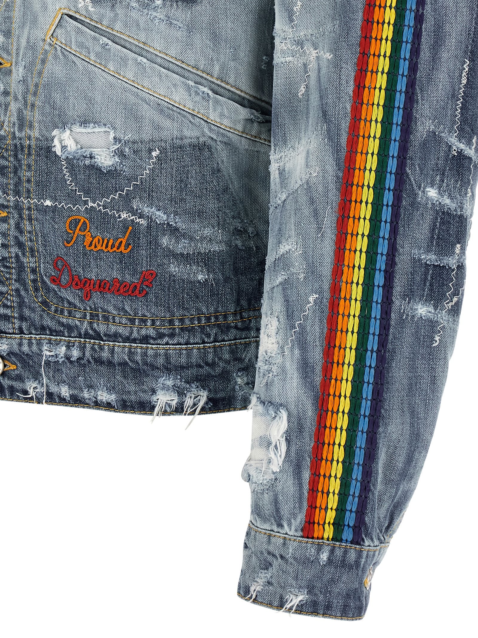 Dsquared2 destroyed denim jacket blauw, detail van het geborduurde logo op de borst