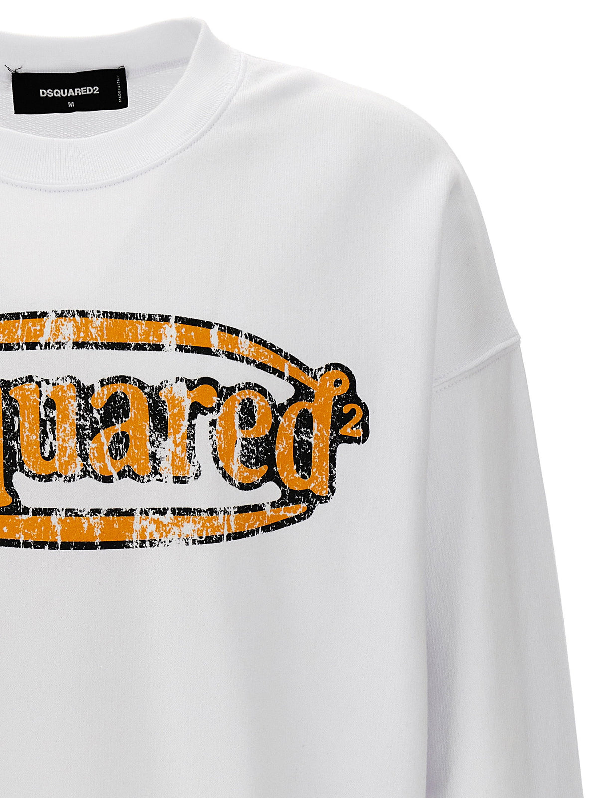 Detail van de geribde ronde hals met geweven DSQUARED2-label en de verlaagde schoudernaad