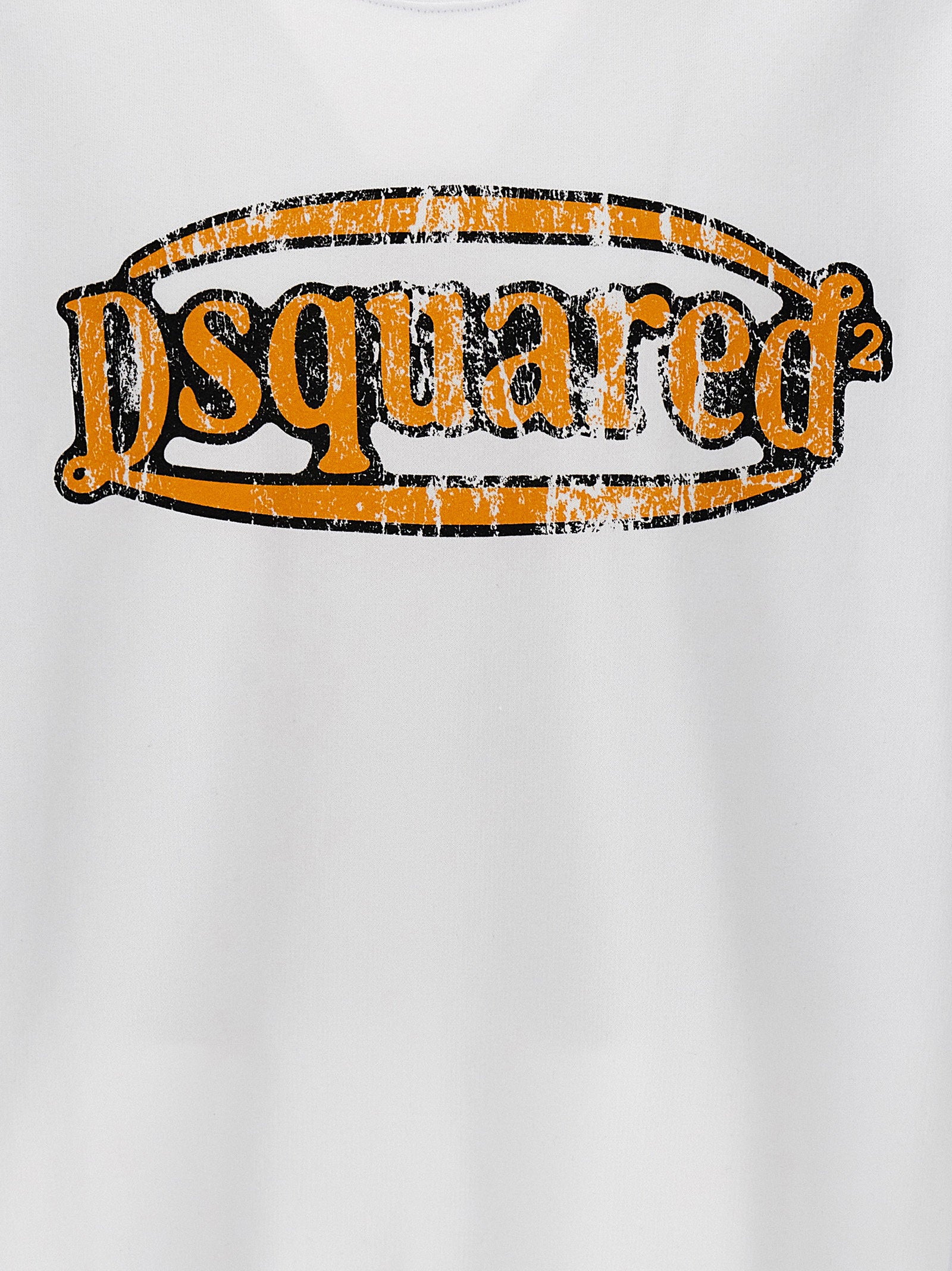 Close-up van de verweerde oranje-zwarte DSQUARED2-logoprint op wit katoen
