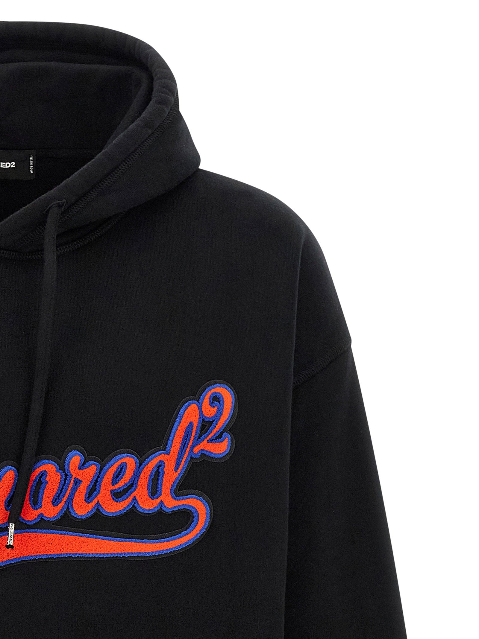 Dsquared2 hoodie gedragen met logoapplicatie voorzijde