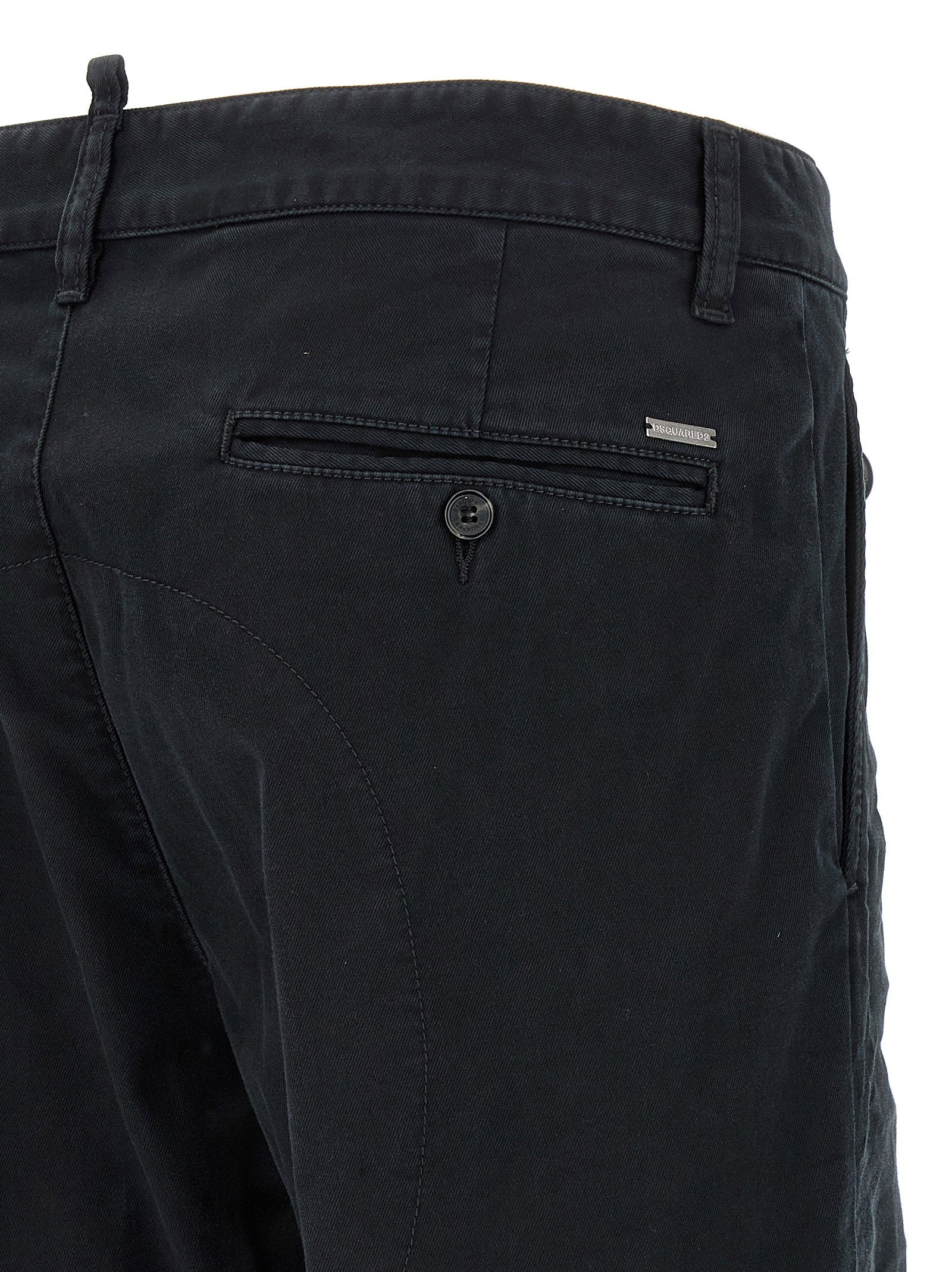 Dsquared2 Sexy Chino Pants, detail van het metalen achterzak-logo
