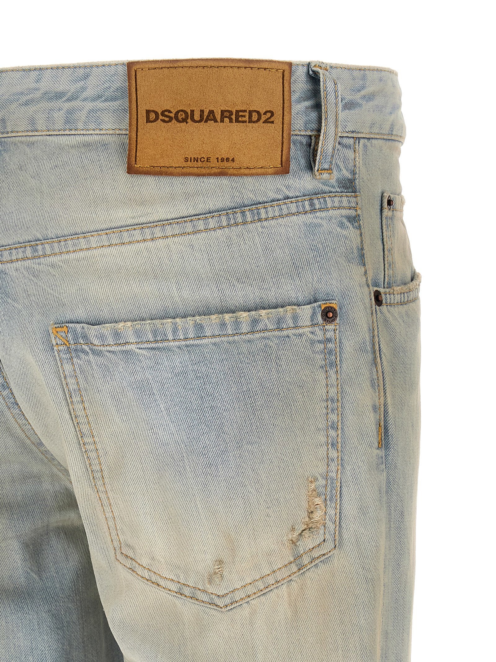 Close-up van het leren Dsquared2-logolabel op de achterzak