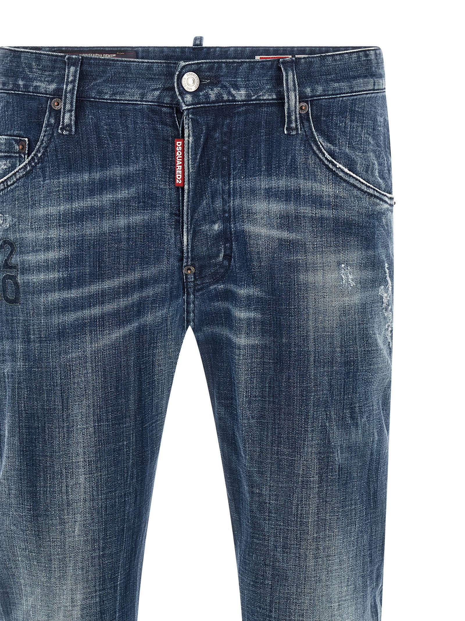 Detail van de verdekte sluiting met rood merklabel en de D2-markering