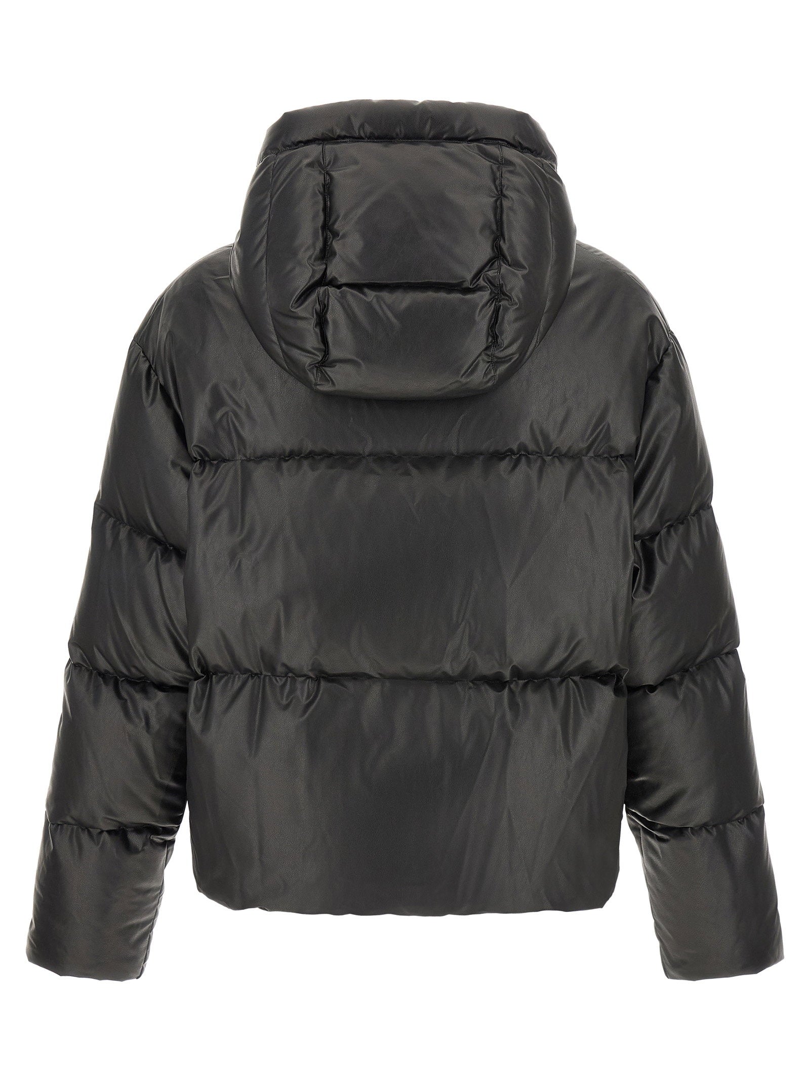 MM6 Maison Margiela zwart gelakt donsjack, detail van het geborduurde logo op de borst