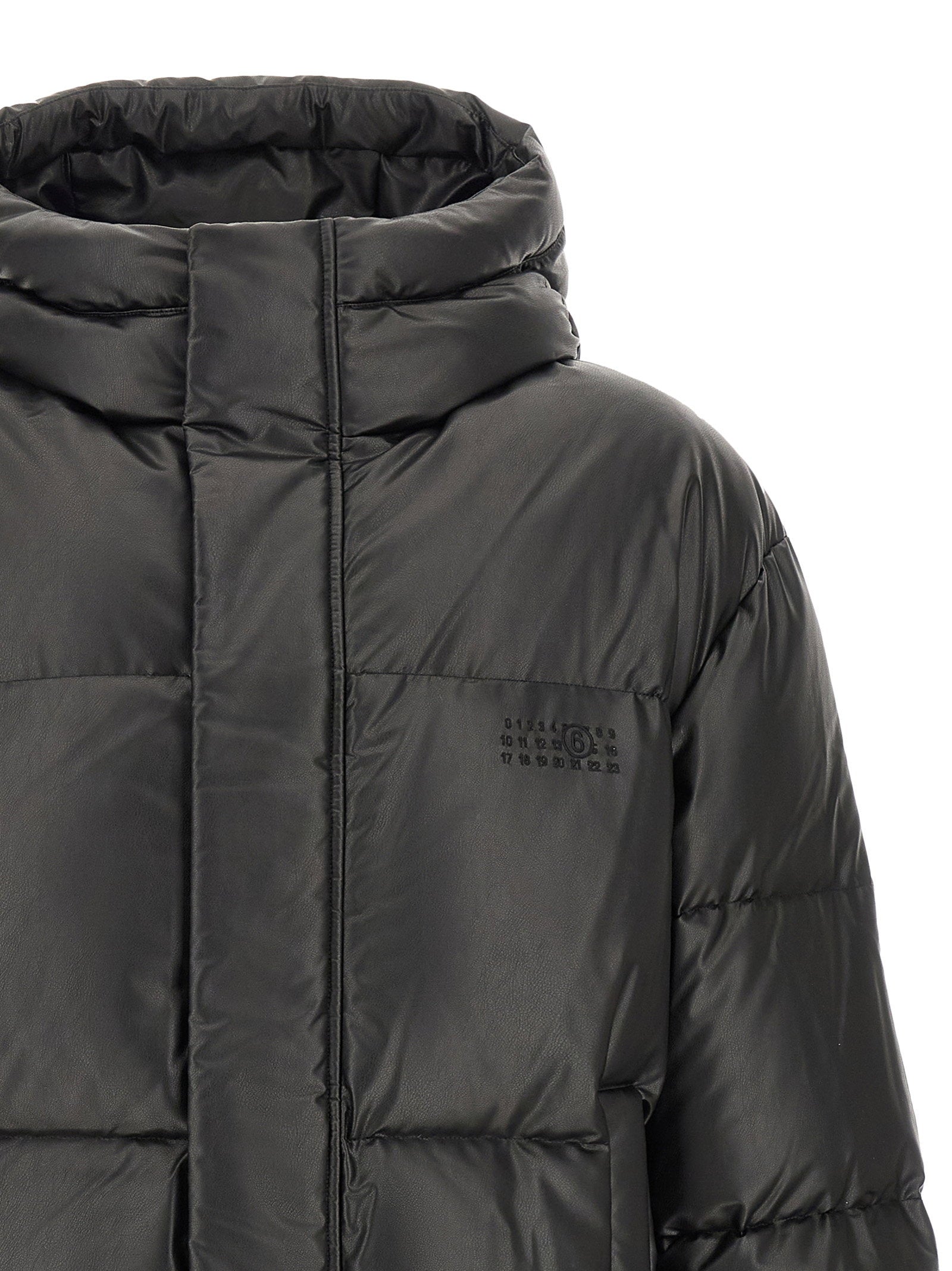 MM6 Maison Margiela zwart gelakt donsjack, achteraanzicht met witte stiklijn