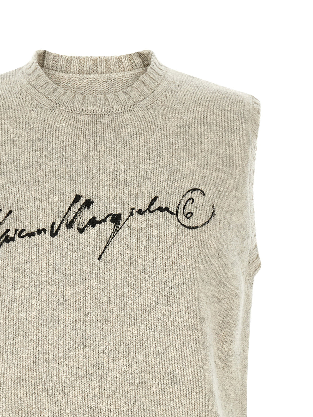 Detail van de geribde hals en de handgeschreven signatuur met omcirkelde 6