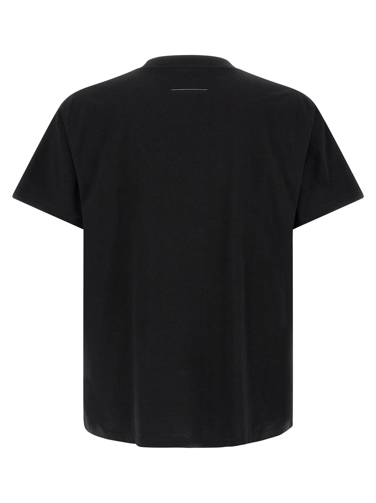 Achterzijde van het zwarte T-shirt met dunne witte stiksellijn op de rug