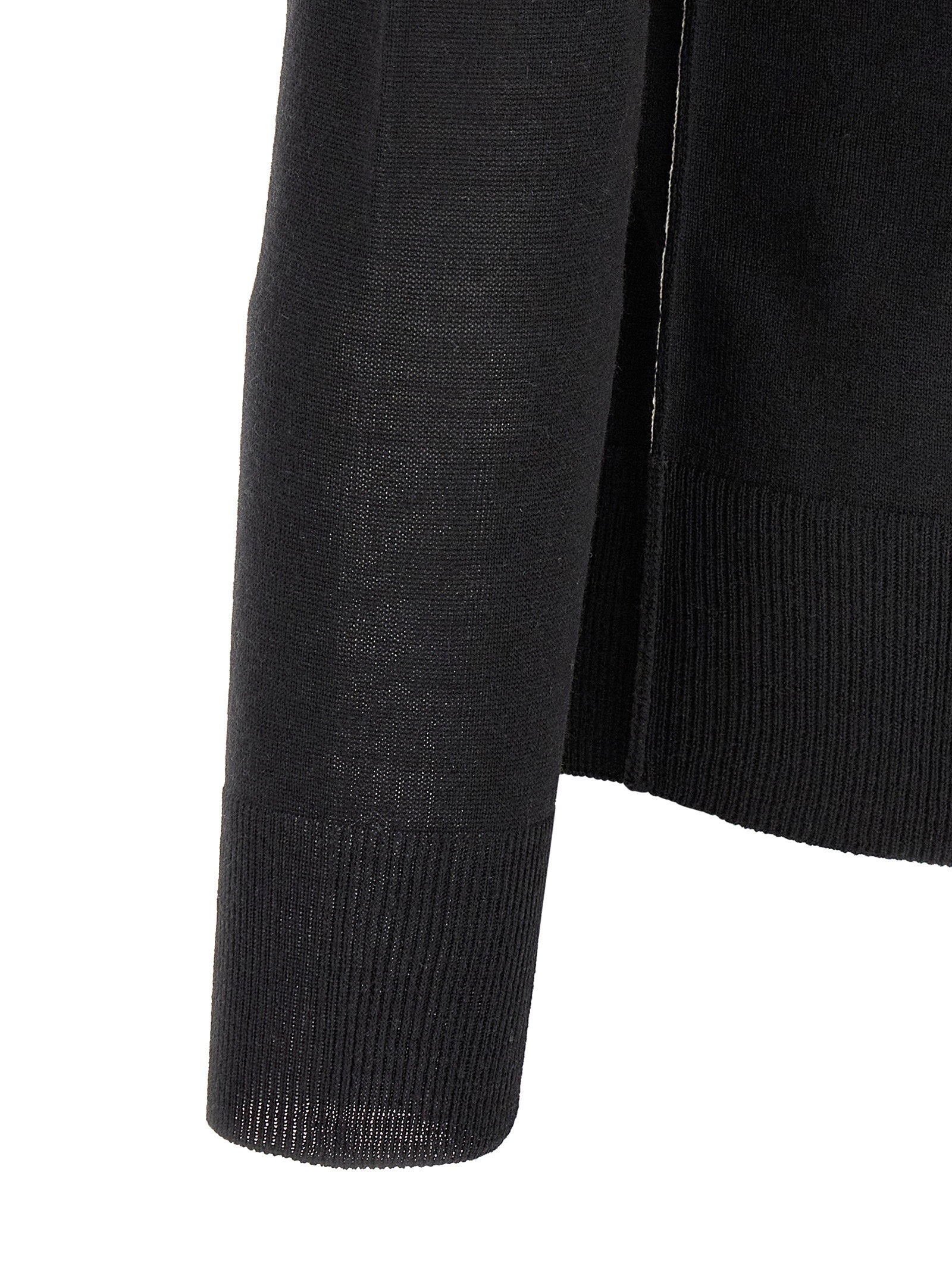 Close-up van de hoge geribde col van de MM6 Maison Margiela coltrui