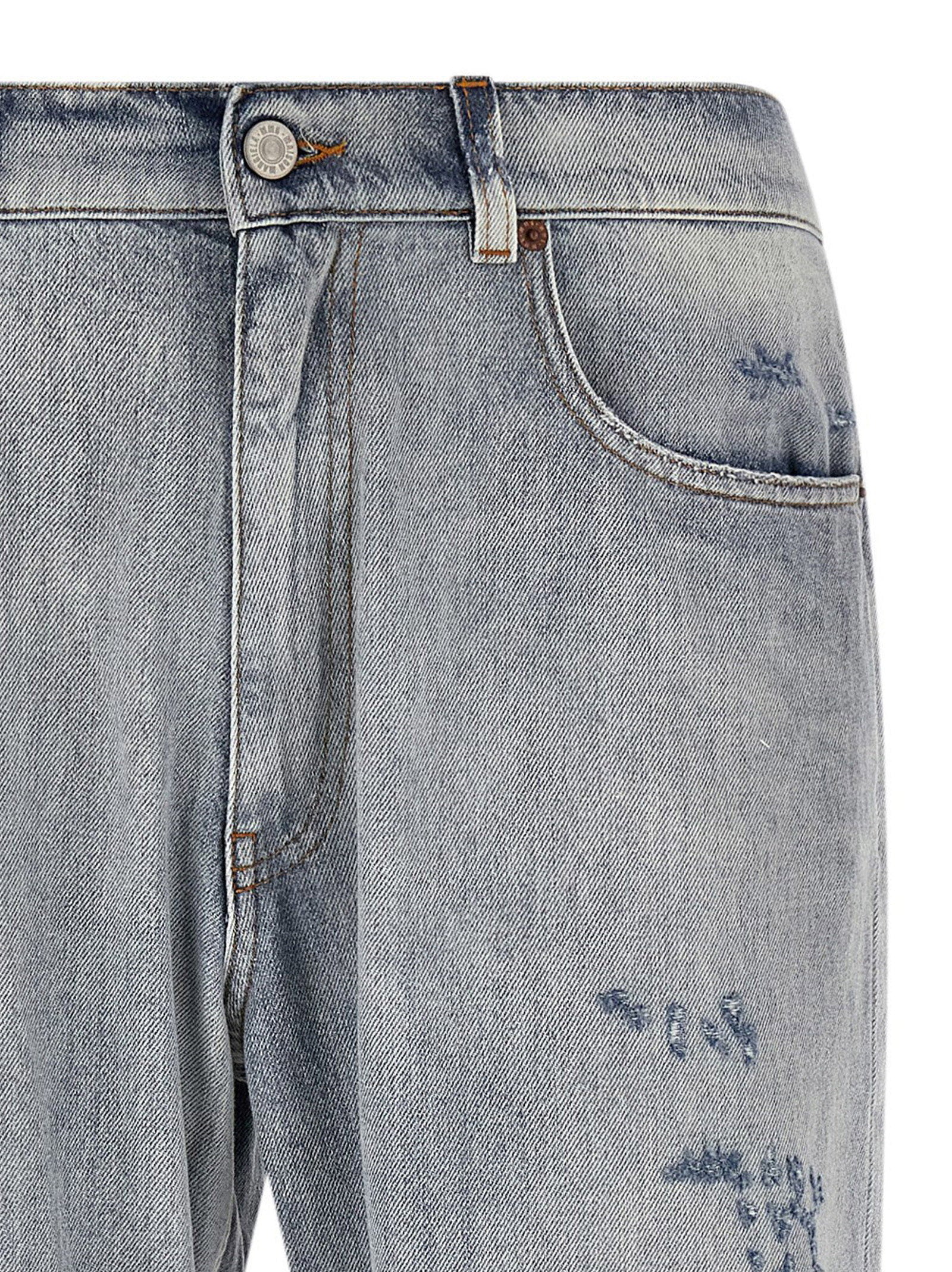 Achteraanzicht van de MM6 Maison Margiela jeans met logotag