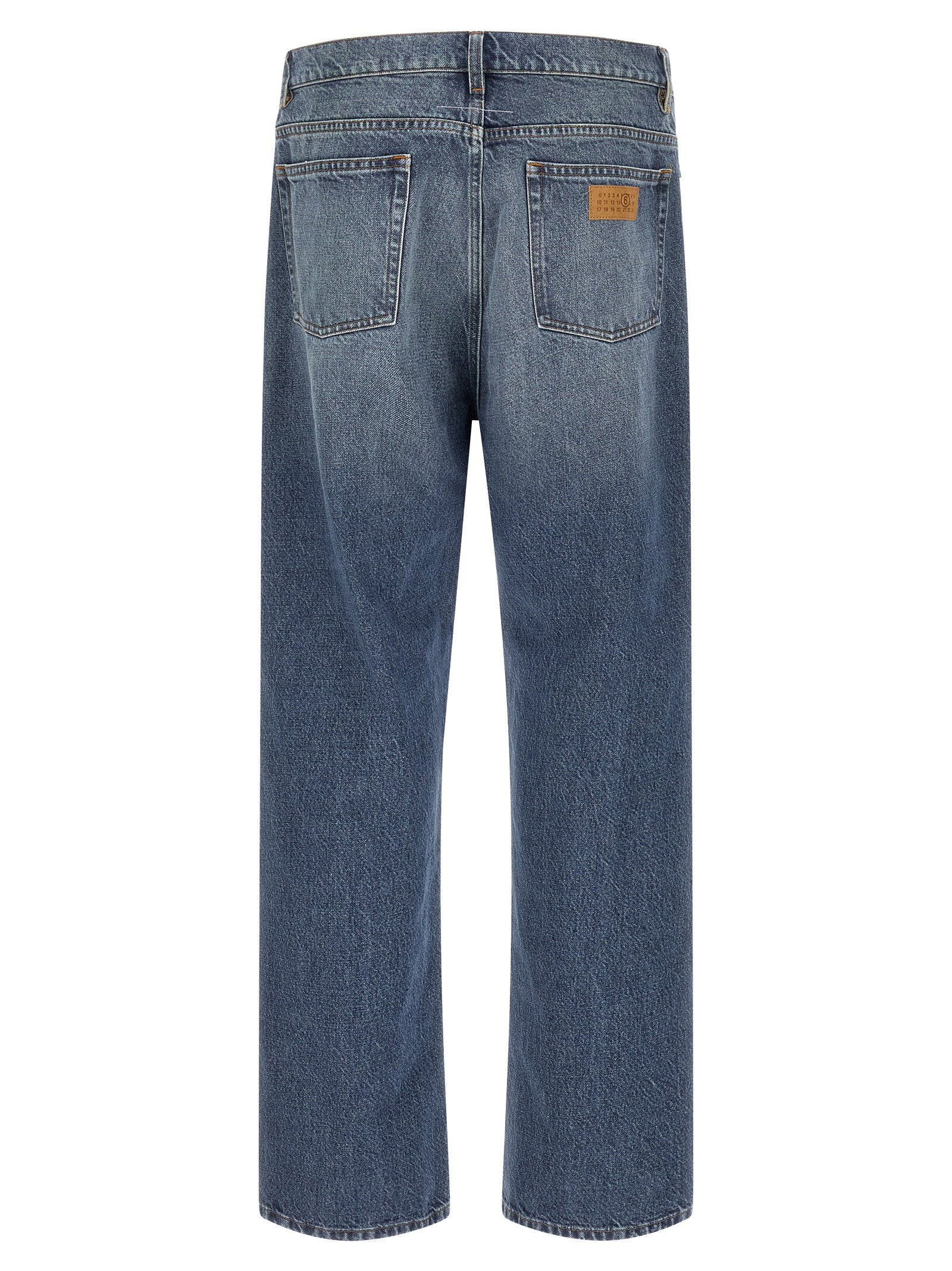 MM6 Maison Margiela Straight Leg Jeans blauw, close-up leren patch met MM6-signatuur