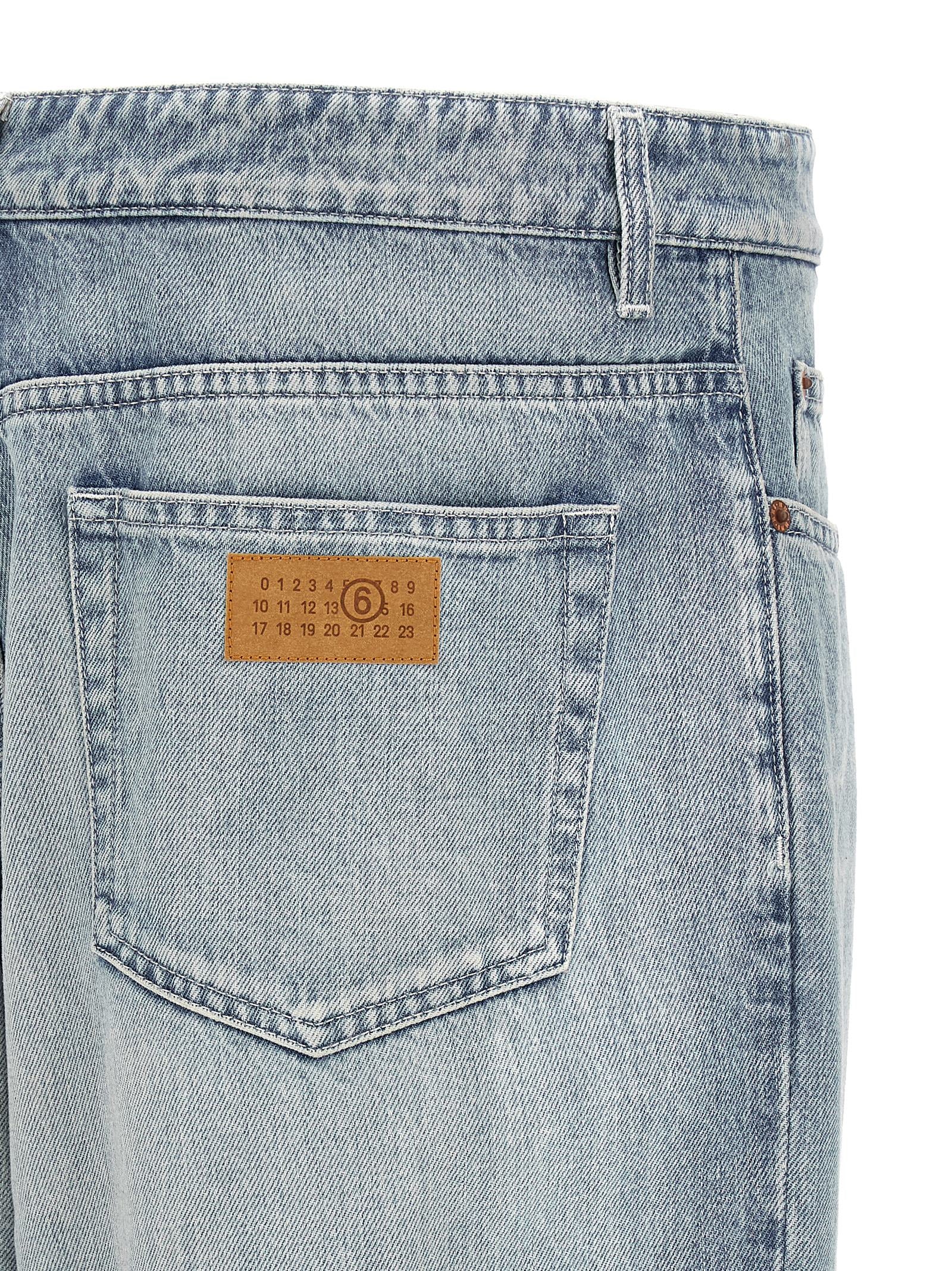 MM6 Maison Margiela lichtblauwe jeans, detail van de metalen knoopsluiting