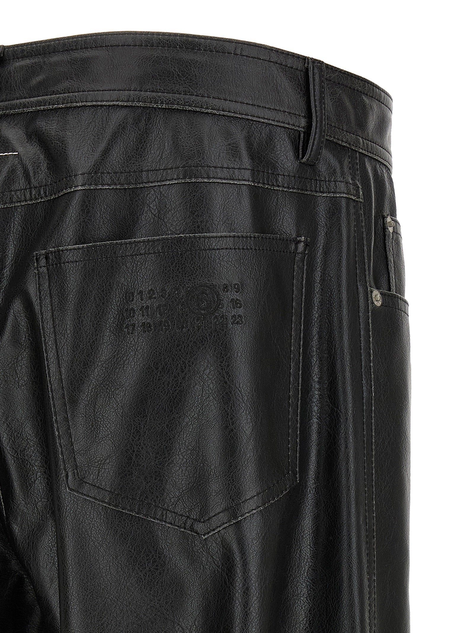 MM6 Maison Margiela leather-effect broek zwart - detail van de gepanelde stiknaad op kniehoogte