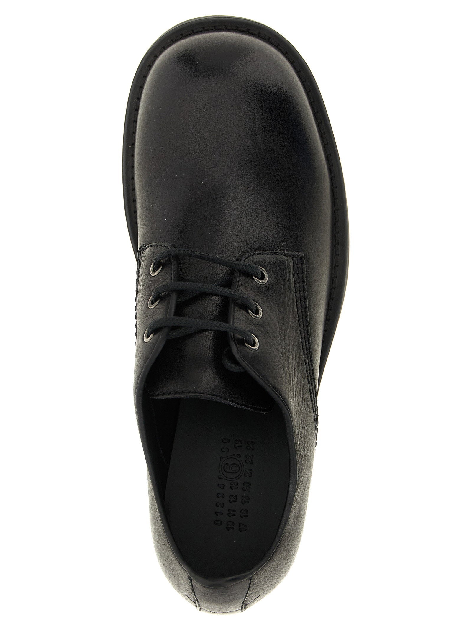 MM6 Maison Margiela Biker Lace Up Shoes, detail van de witte stiklijn op de hiel