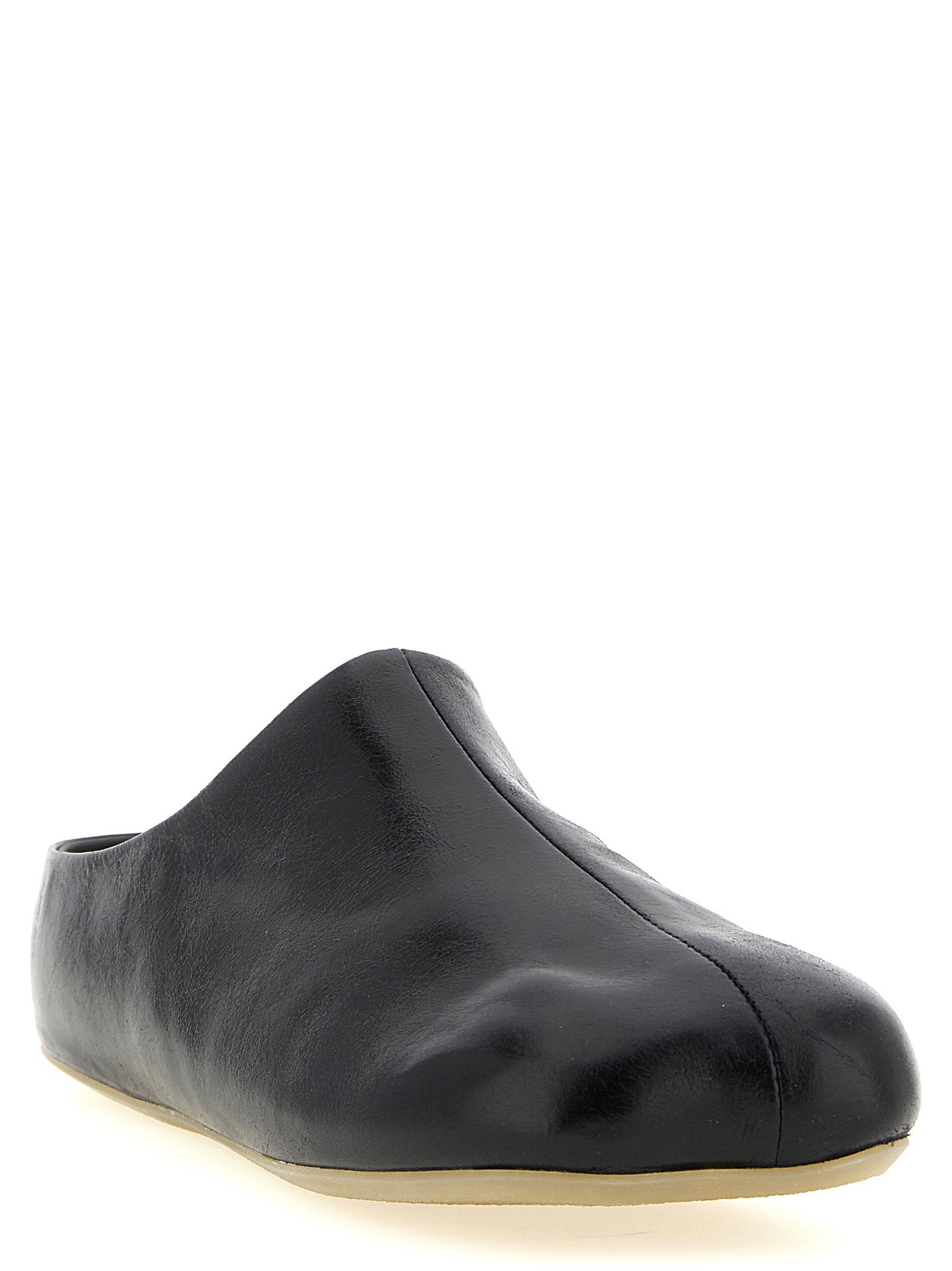 MM6 Maison Margiela Factory sabot in zwart kalfsleer, close-up van de anatomische neus