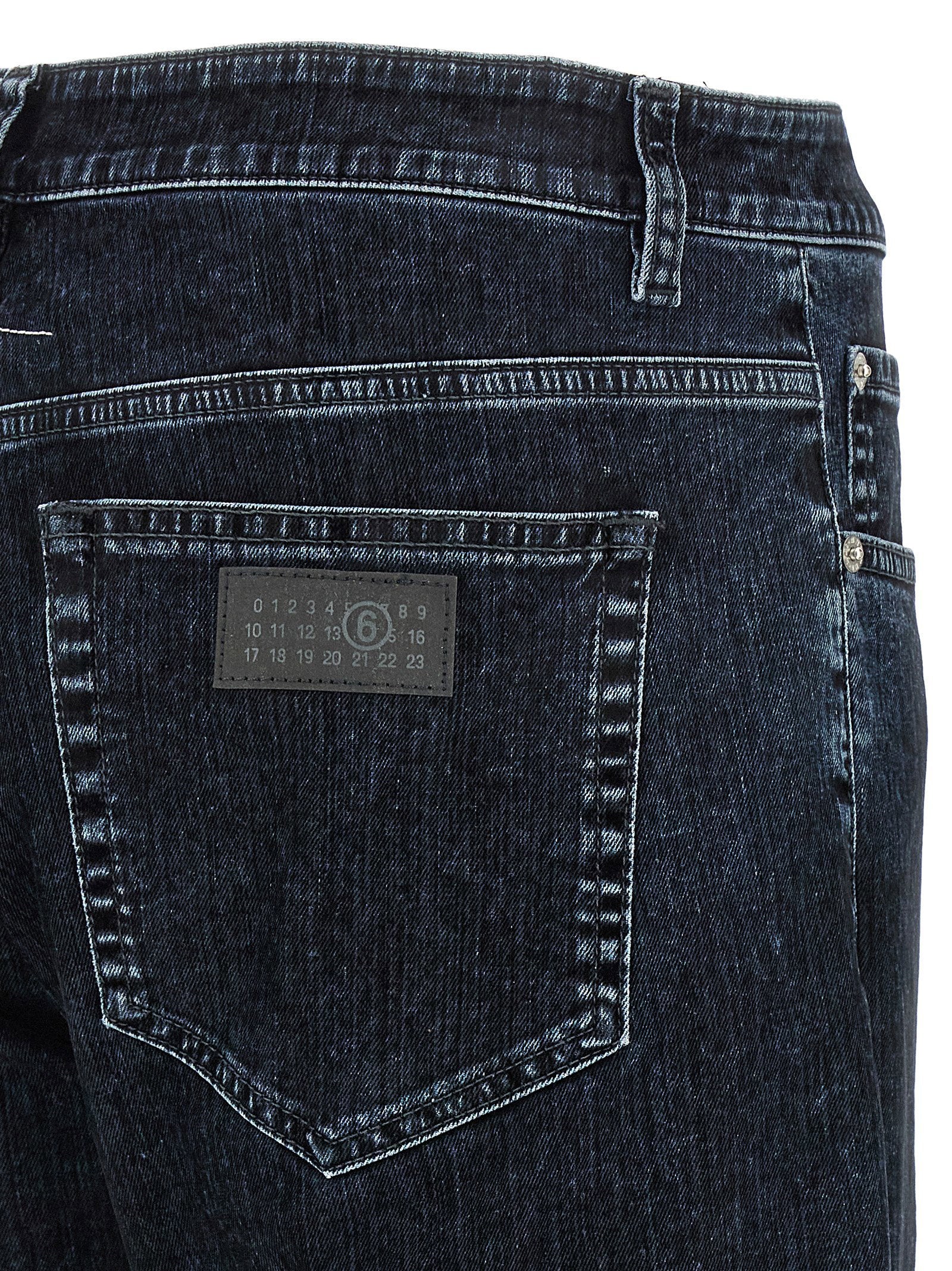 MM6 Maison Margiela jeans detail van Numeric Signature-label