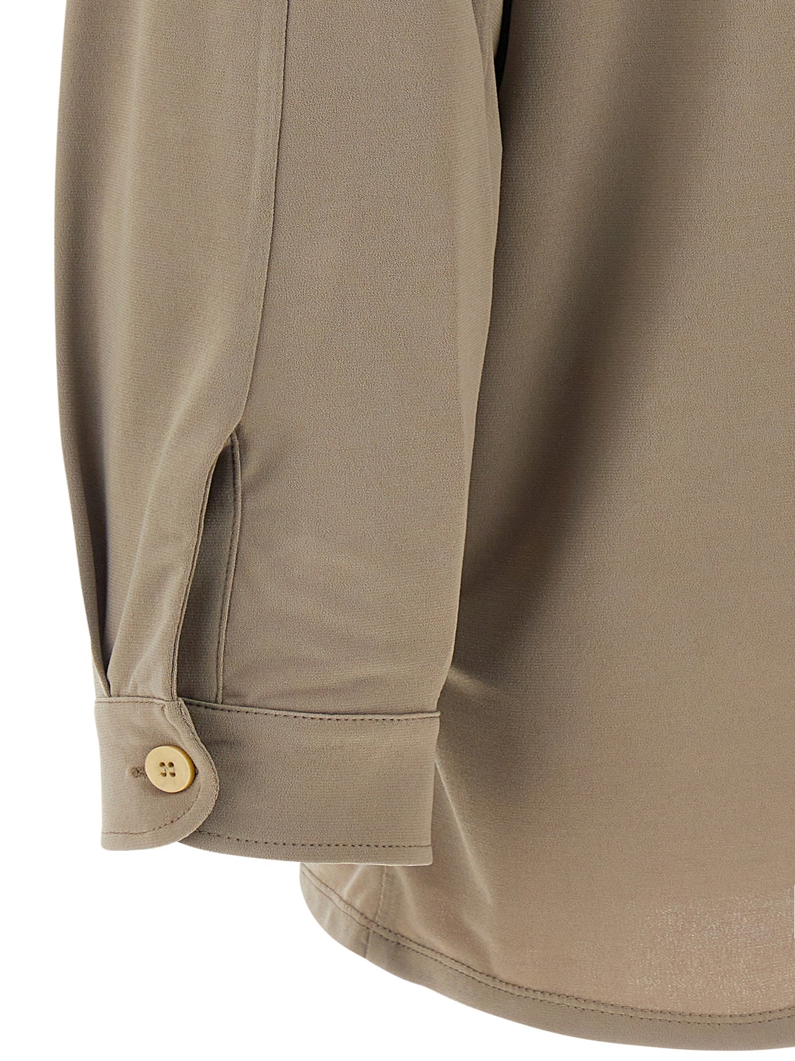 Detail van de geknoopte manchet van het taupekleurige Vendemmia overshirt
