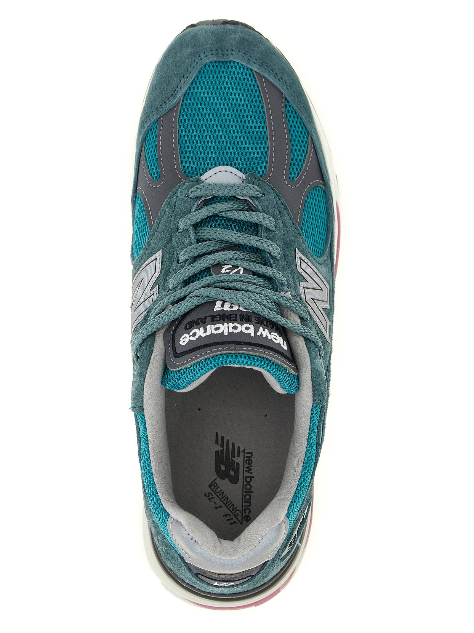 Bovenaanzicht van de New Balance 991v2 met mesh bovenwerk en tonggelabel