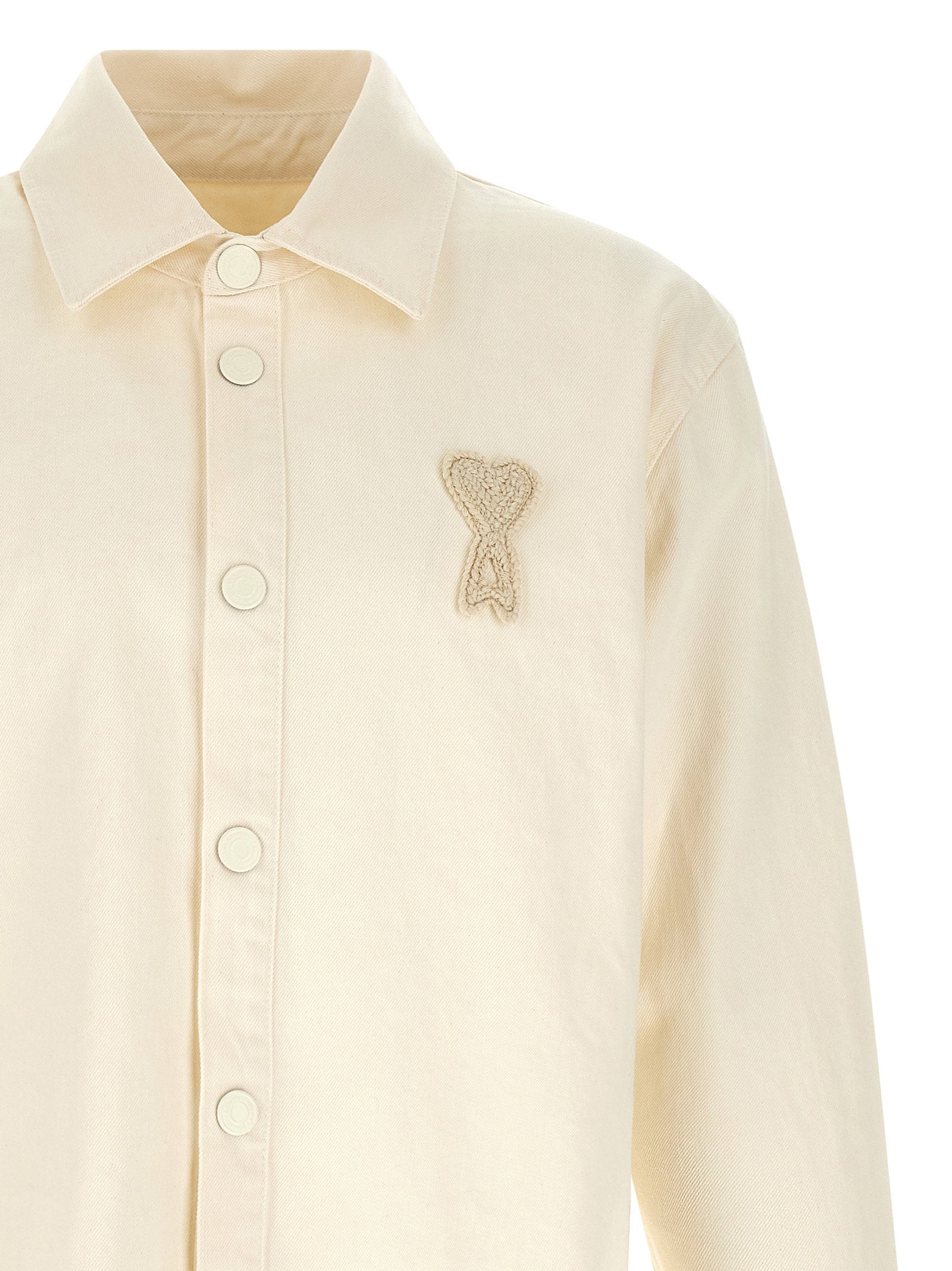Ami Paris Ami de Coeur Overshirt ecru, close-up van de witte drukknopen in denim-stijl