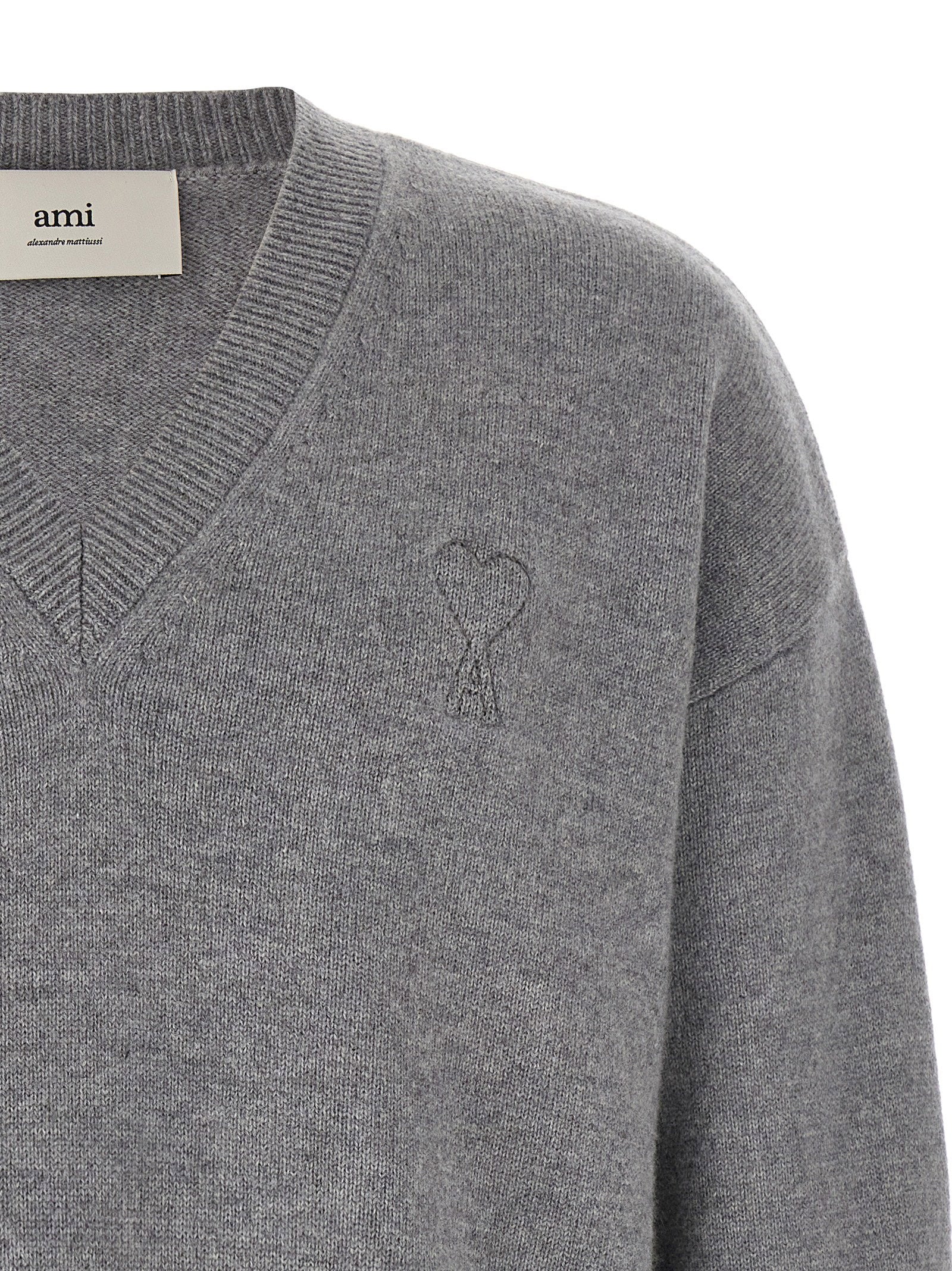 Ami Paris V-hals trui detail van tonaal Ami de Coeur-logo