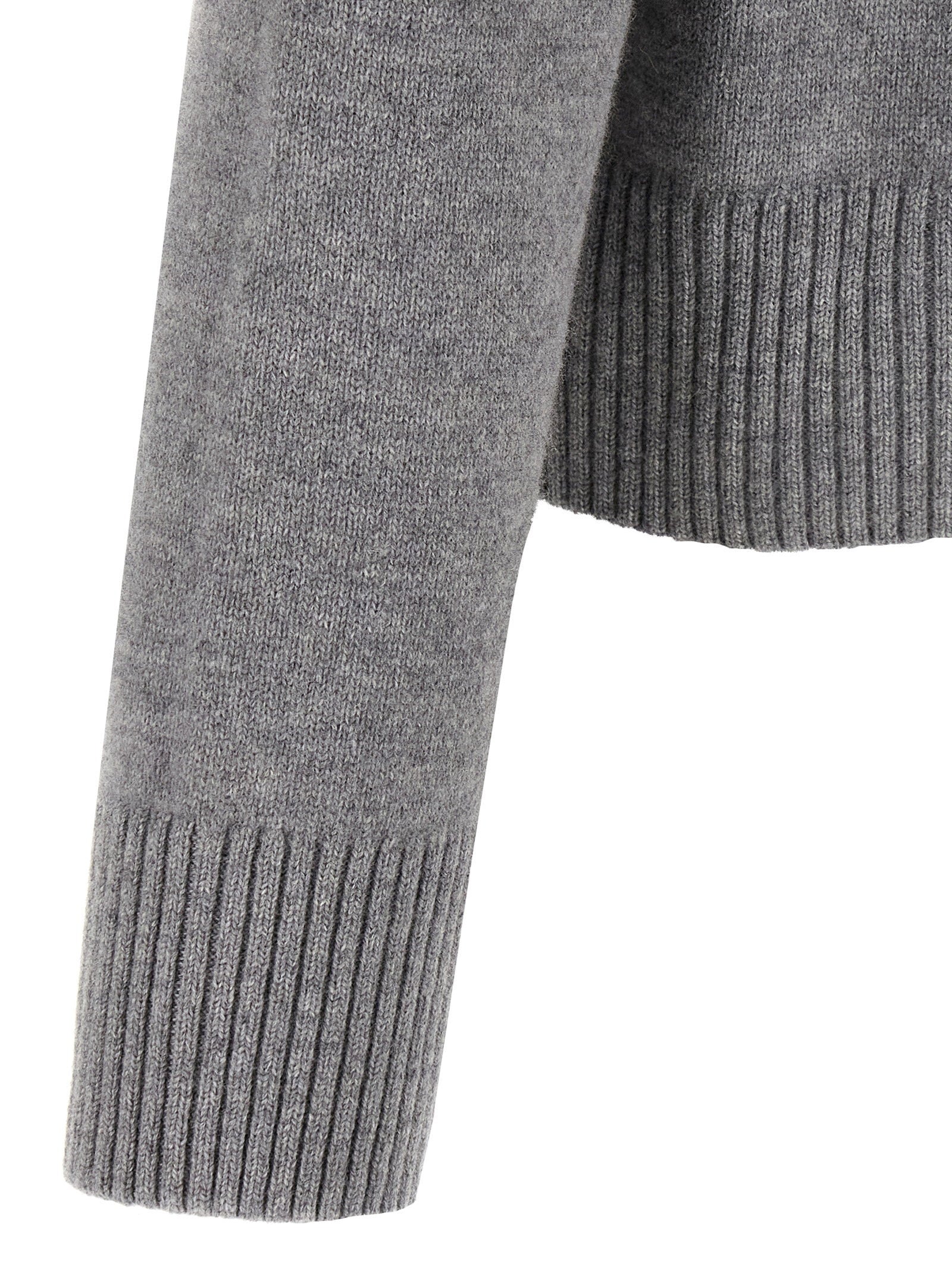 Ami Paris Puff Logo trui detail van geribde manchet en zoom