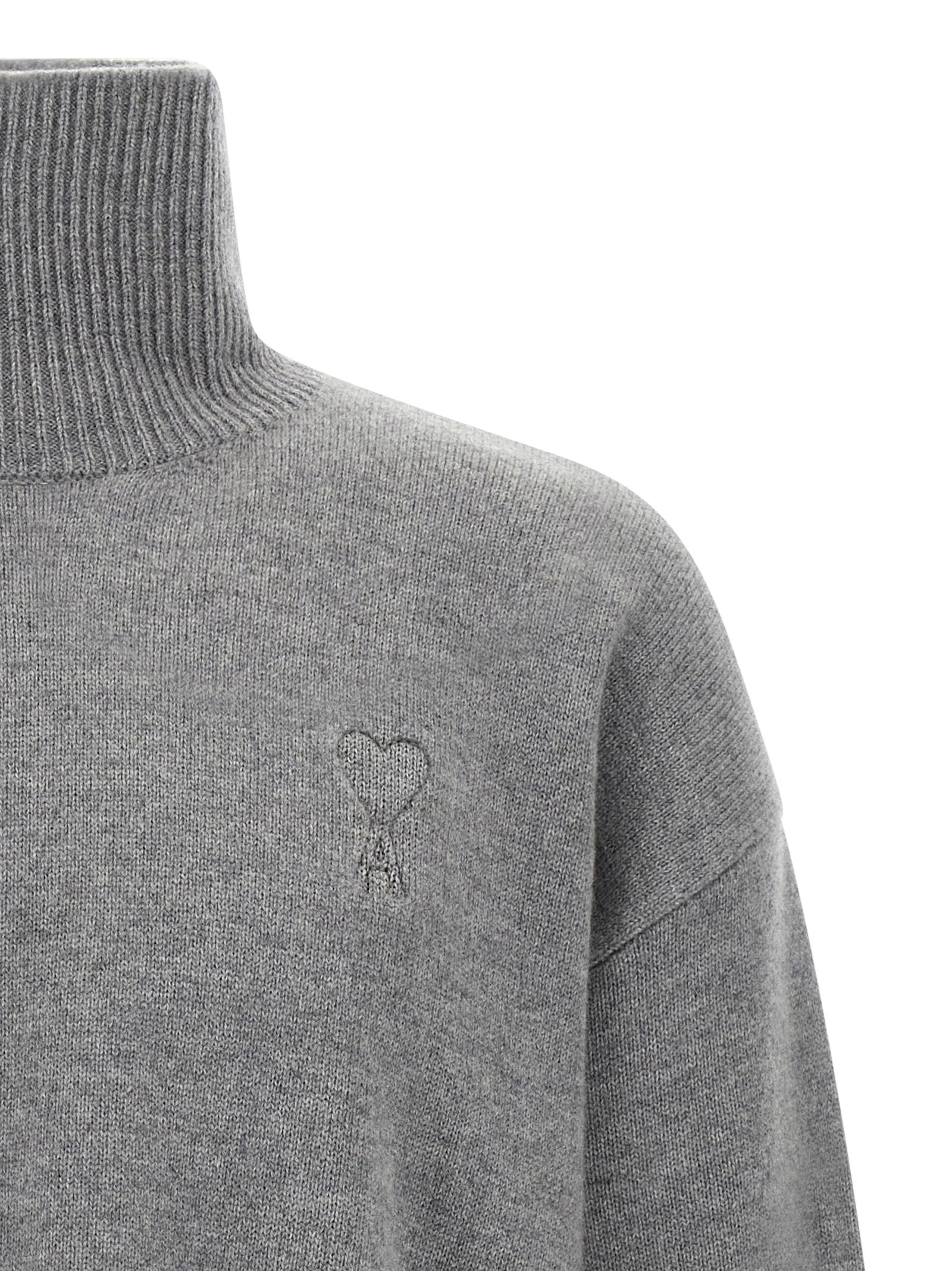 Ami Paris coltrui detail van hoge ribkraag en tonaal hartlogo