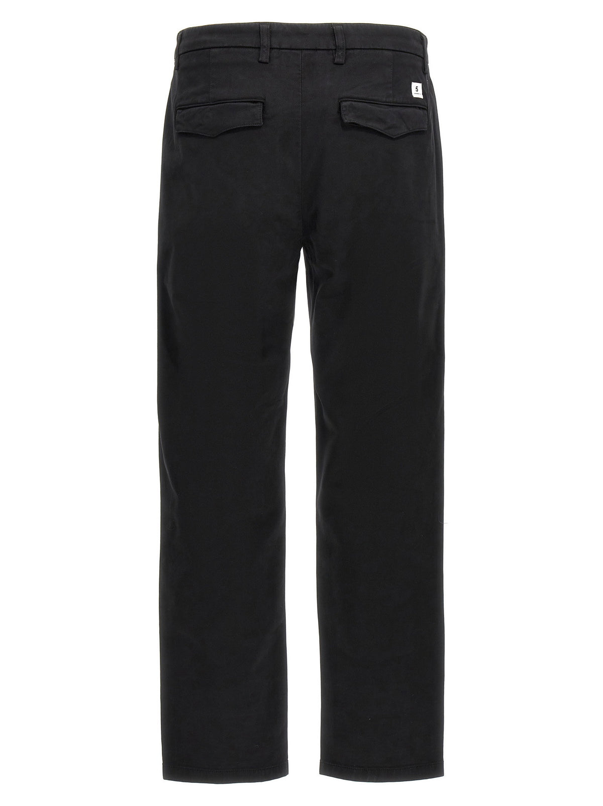 Achterkant van de zwarte chino met twee paspelzakken en labeltje
