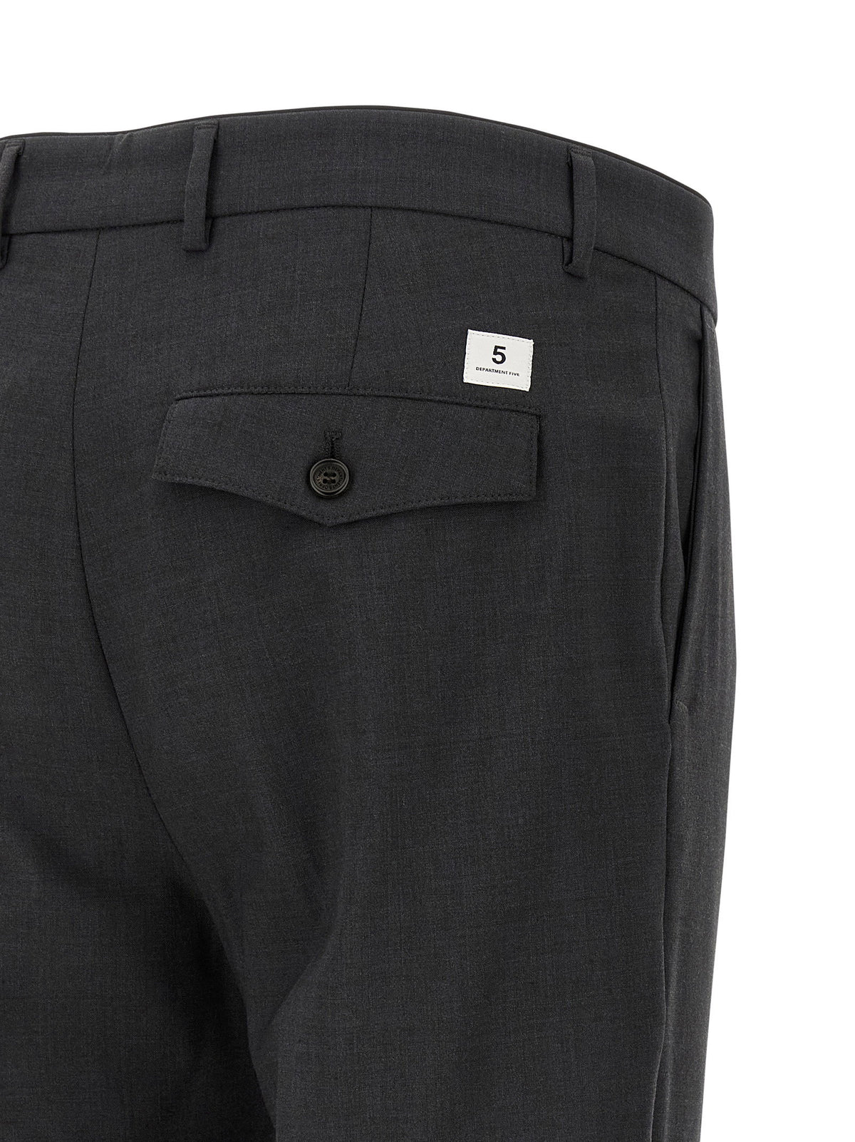 Detail van de getapte pijp en de zoom van de verkorte broek