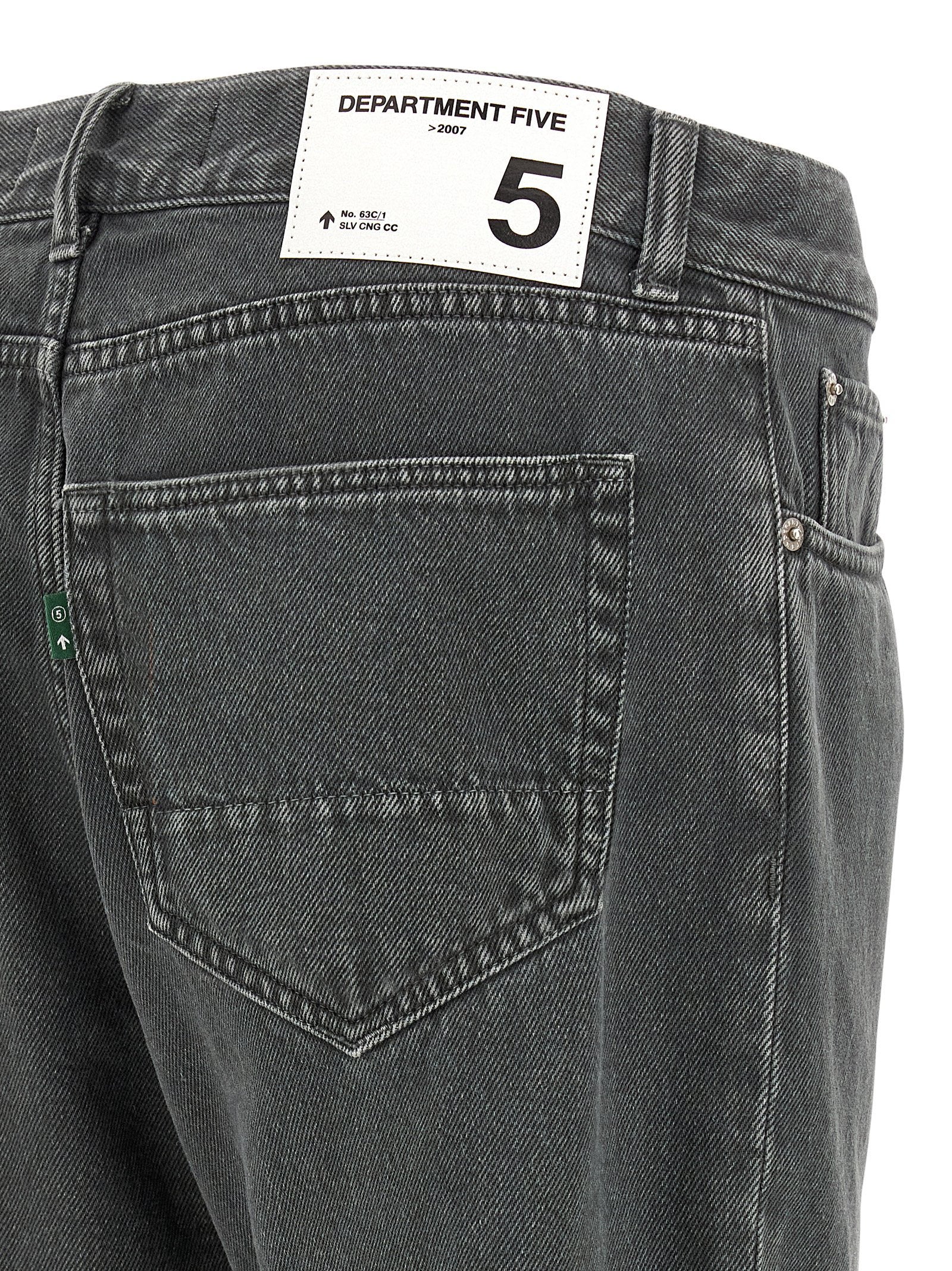 Close-up van het Department Five label aan de achterzijde