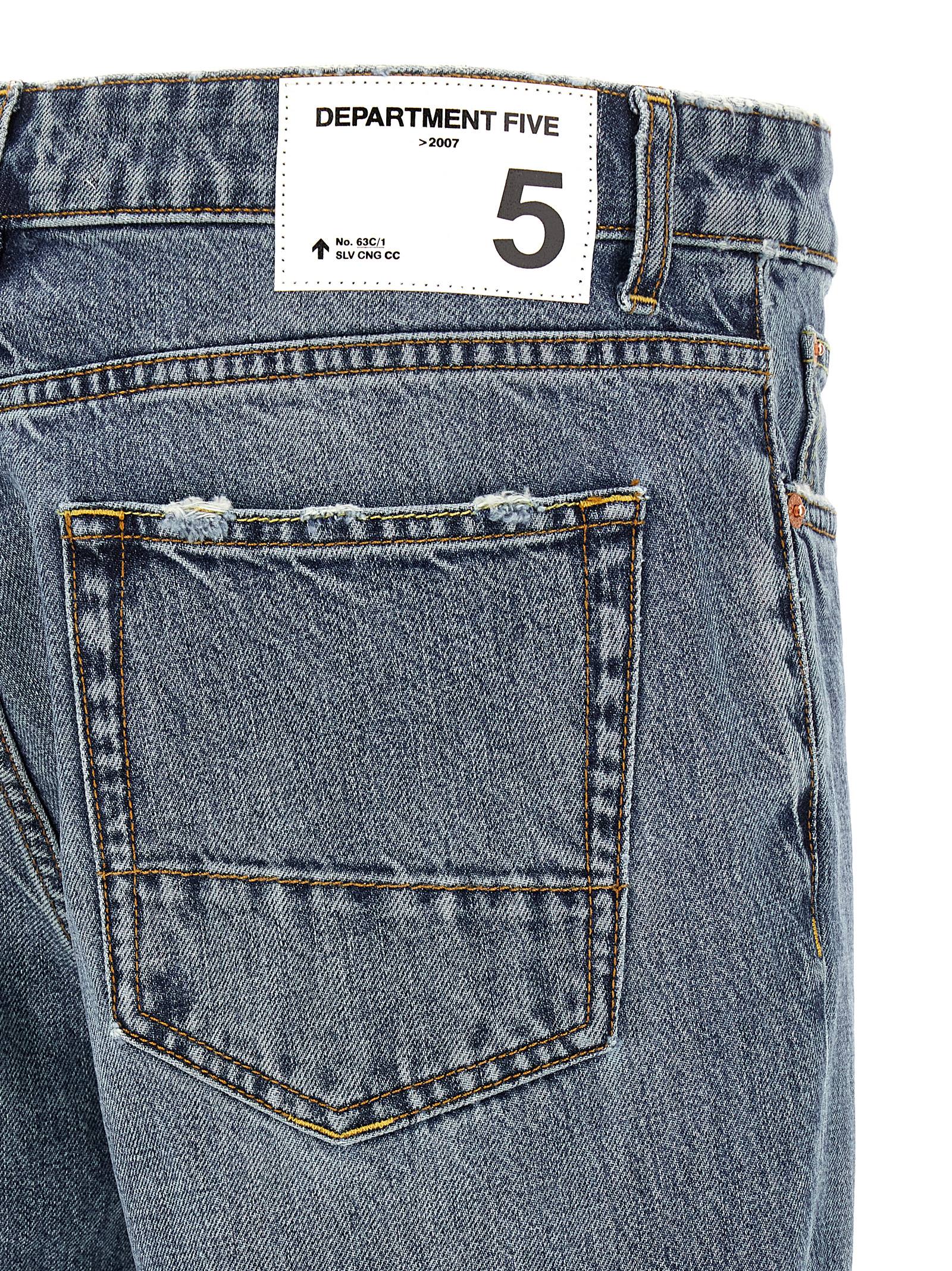 Close-up van het witte DEPARTMENT FIVE-label achterop de tailleband