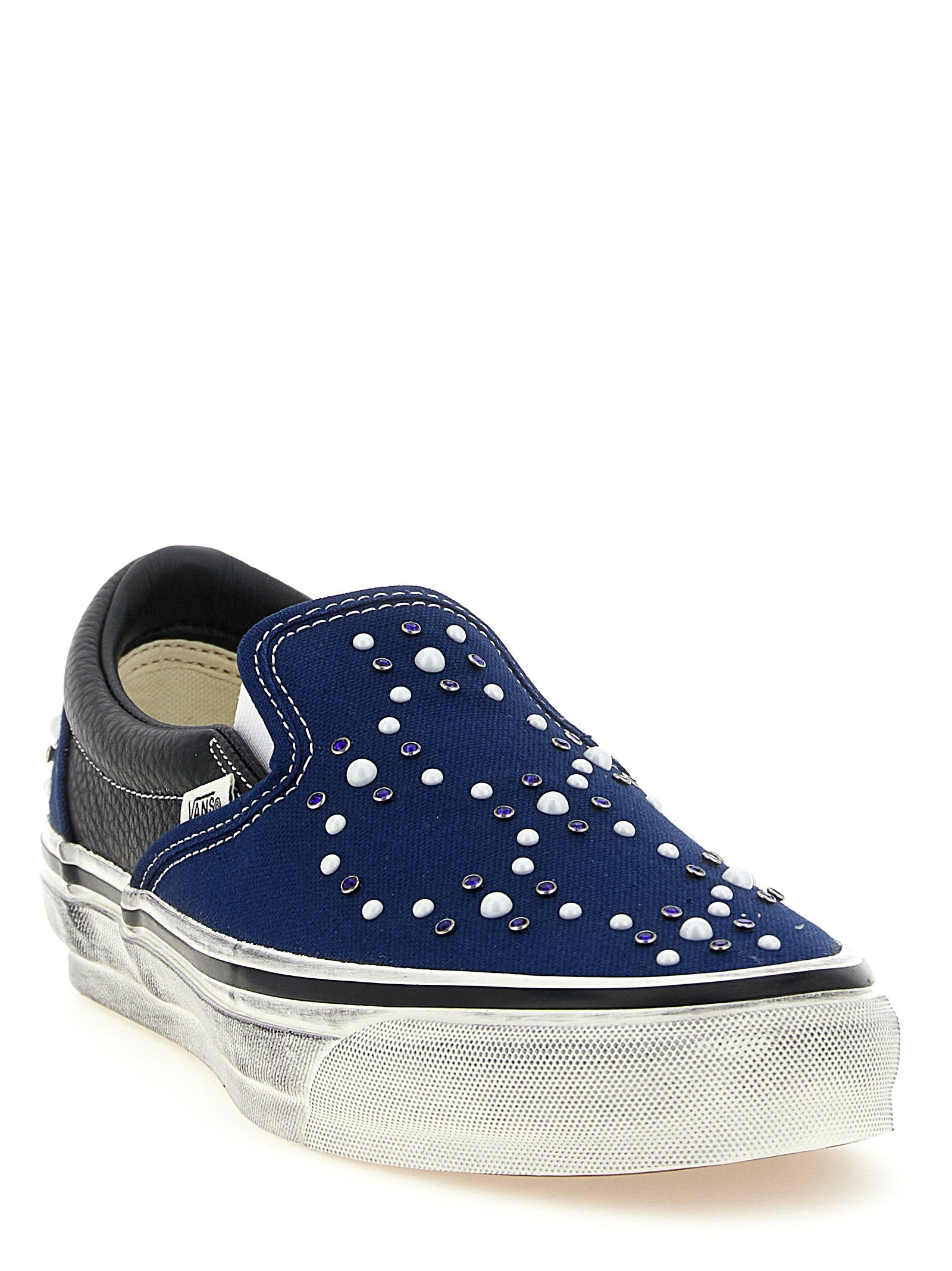 Vans Premium Classic Slip-On sneaker in indigoblauw, close-up van parels en kristallen op het bovenwerk