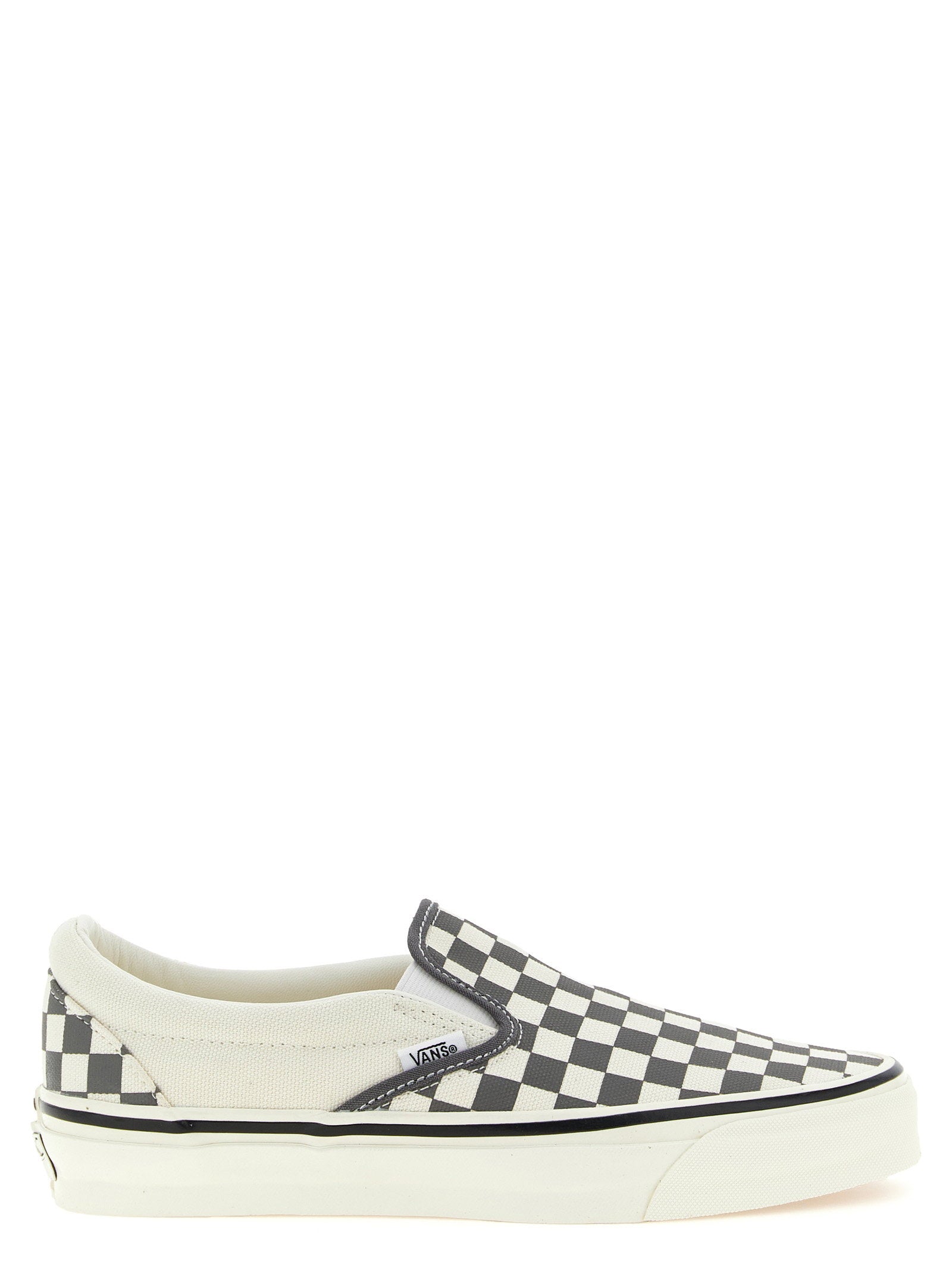 Vans Premium Slip-On 98 sneaker grijs, zijaanzicht met schaakbordpatroon