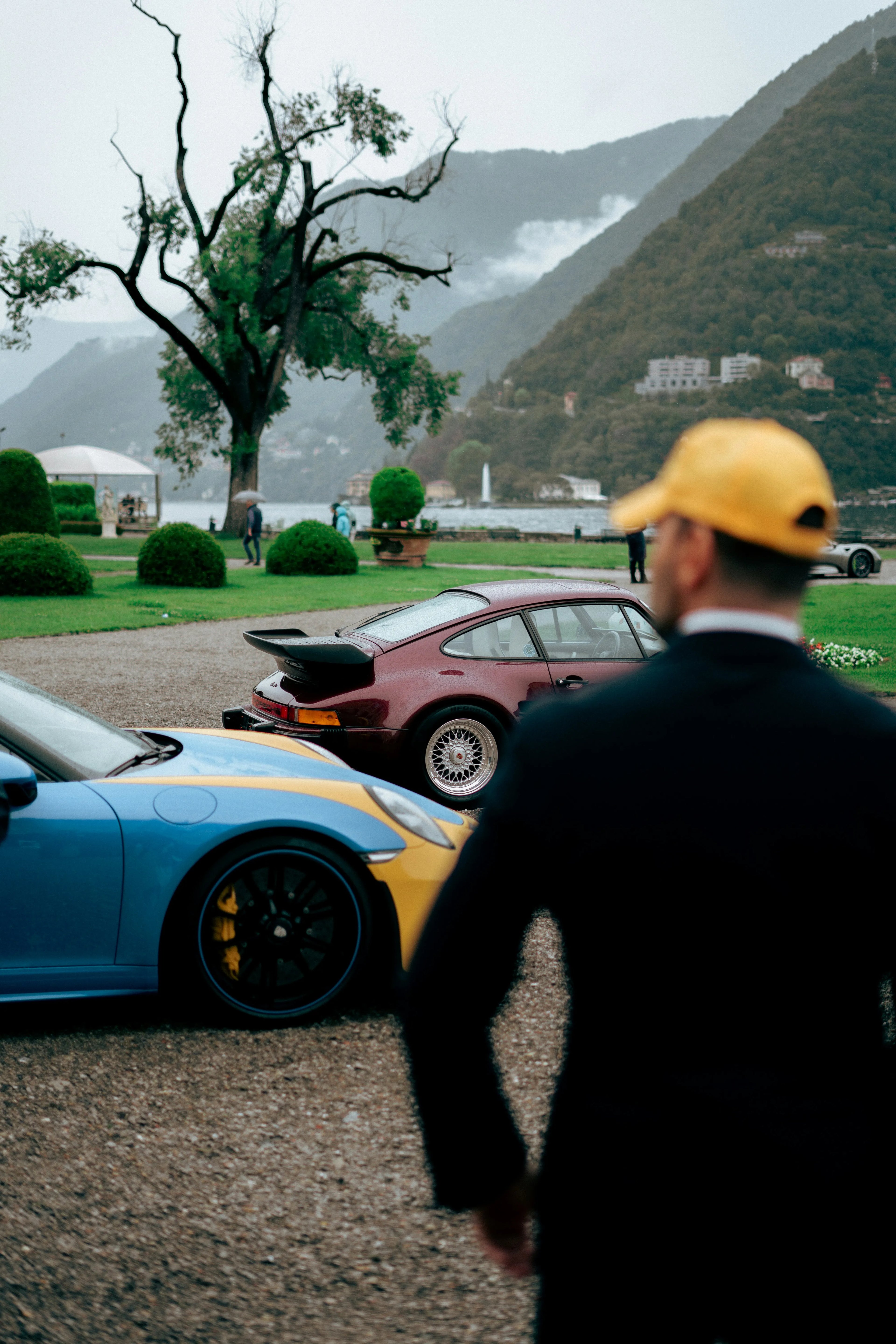 Gentlemen lifestyle, luxe auto's man in exclusief herenpak alleen het beste van het beste